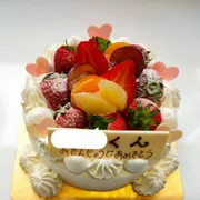 いちごやキウイなど季節のフルーツを飾ったフルーツバースデーケーキ