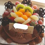 フルーツの盛り付け違いのフルーツバースデーケーキの例