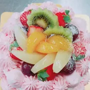 フルーツを高く盛り付けたフルーツバースデーケーキの例