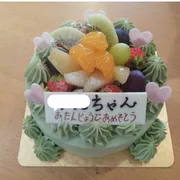 いちごを中心に飾ったフルーツバースデーケーキの例