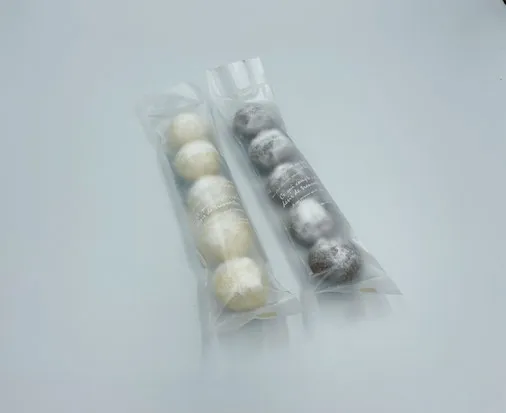 粉糖をまぶした一口サイズのスノーボールクッキー