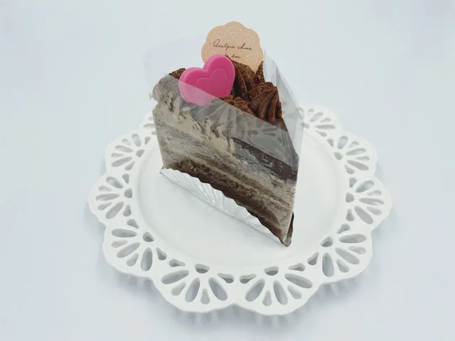 生チョコをはさんだチョコ風味スポンジのケーキ「ショコラショコラ」