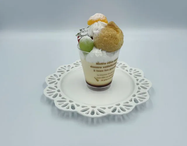シュークリームとフルーツをのせたプリンのパフェ